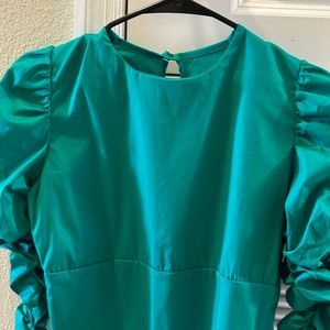 Green blouse whit neckline at the back